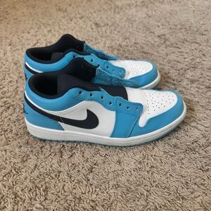 Men’s Jordan 1 Low (UNC) Blue and White Sneakers